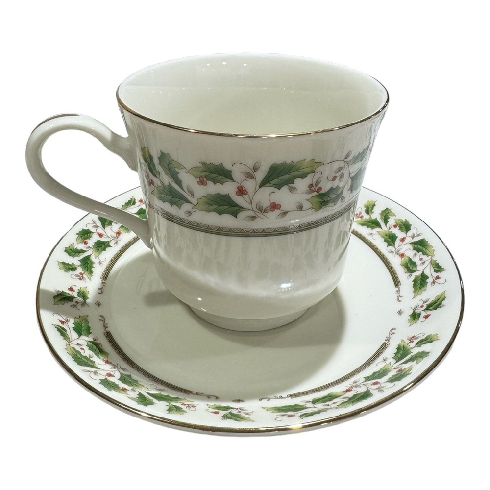 Set of 4 Vintage Christmas Themed Royal Limited Holly Holiday Tea Cup & Saucer
